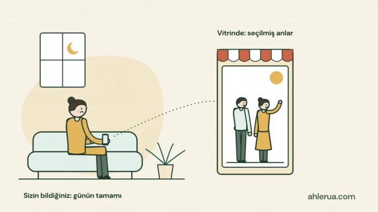 Gece kanepede omuzları düşük oturan, kucağındaki telefona üzgün bakan bir kadın; arkasında hilalli bir pencere. Telefondan çıkan noktalı çizgi sağdaki bir mağaza vitrinine uzanıyor; vitrinde güneşin altında el sallayan, gülümseyen bir çift poz veriyor. Etiketler: Vitrinde: seçilmiş anlar; Sizin bildiğiniz: günün tamamı.